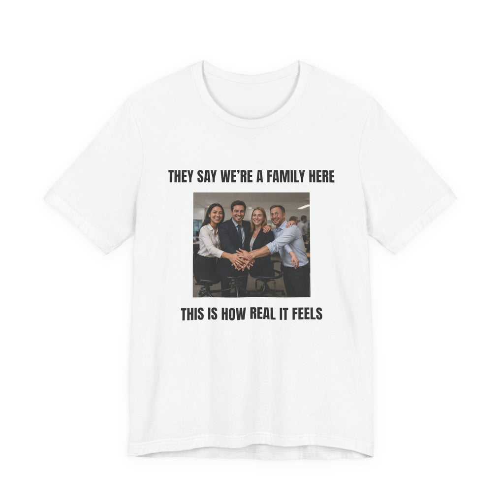 They Say We’re a Family Here - Camiseta divertida de oficina