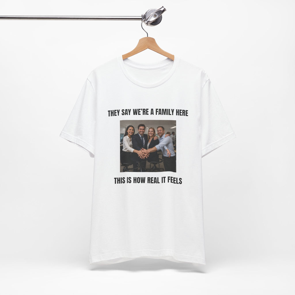 They Say We’re a Family Here - Camiseta divertida de oficina