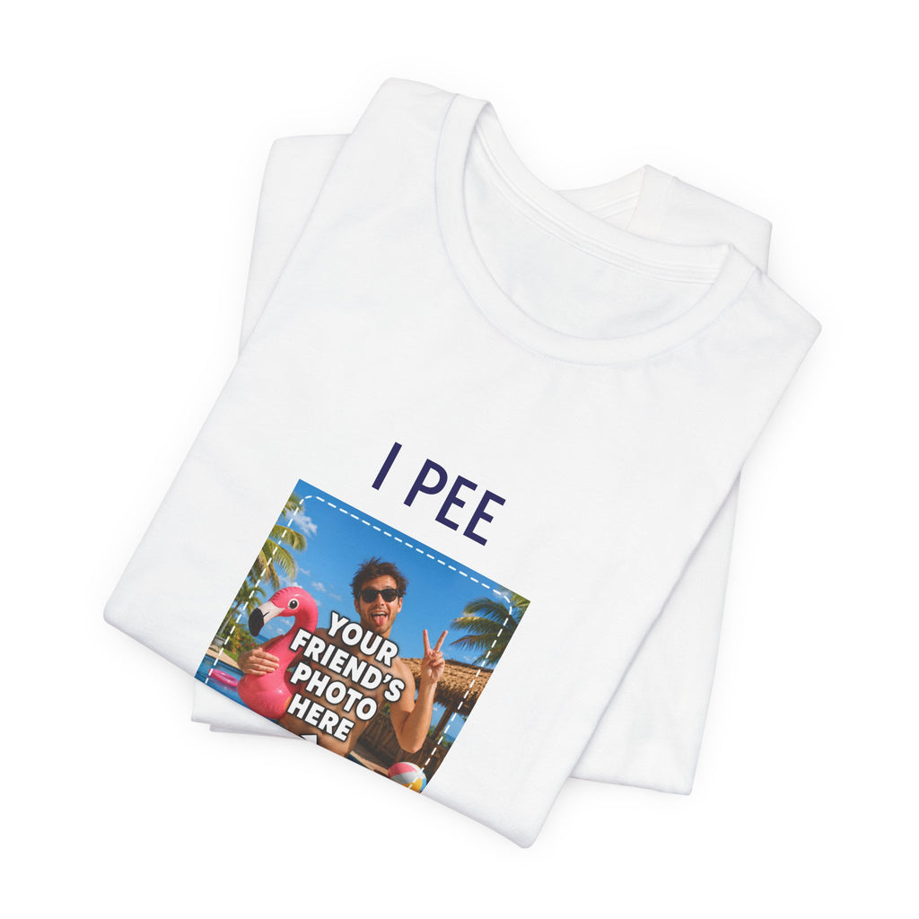 Detalle del estampado con foto personalizada de la camiseta I PEE IN POOLS